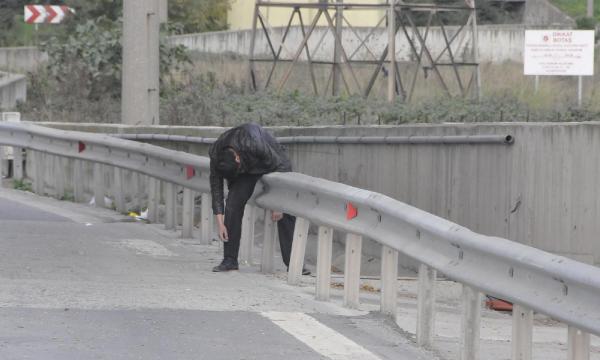 Ayakta zor duran otostopçu polise zor anlar yaşattı