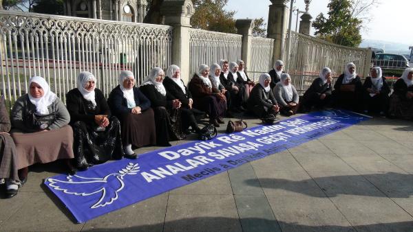 Barış Anneleri'nden Dolmabahçe'de oturma eylemi