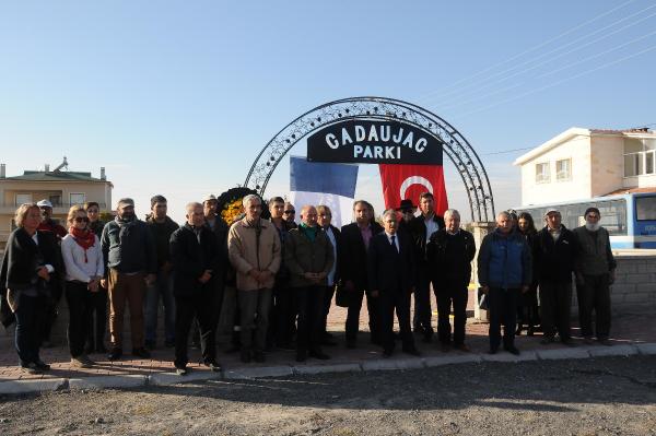 Uçhusar'dan Fransa'daki teröre tepki çelengi
