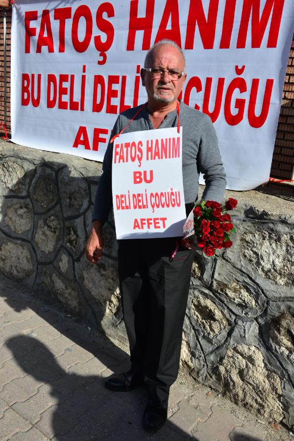Af dileyen eşin astığı afişi güvenlik görevlisi kesti