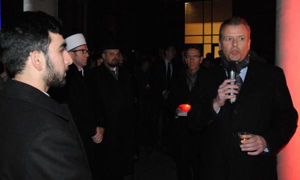 Nürnberg'de Paris kurbanları yakılan mumlarla anıldı