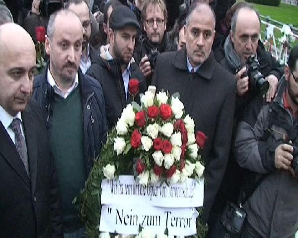 Türk STK'lar Berlin’de Fransız Büyükelçiliği’ne çiçek bıraktı