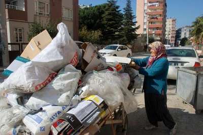 Torununa süt alabilmek için çöplükten kağıt topluyor