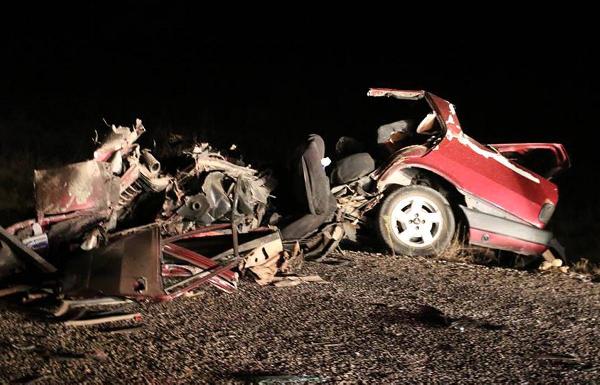 Otomobil, yola bırakılan gübre serpme makinesine çarptı: 2 ölü
