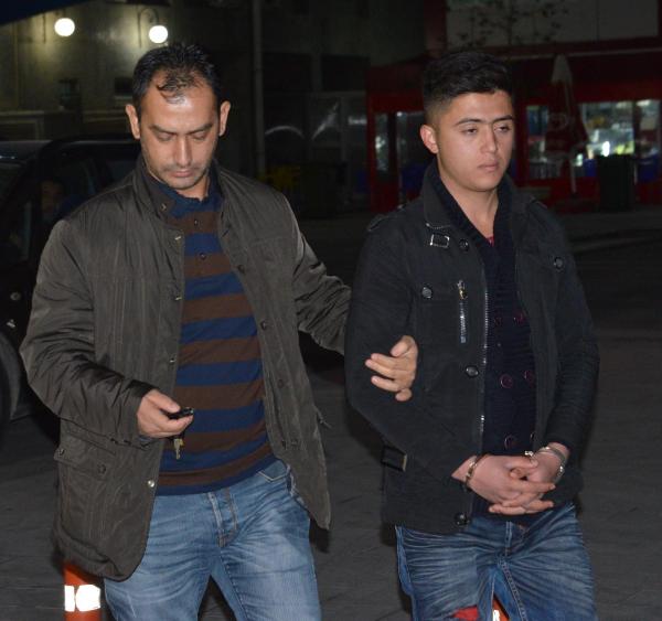 'Parkta oturamazsın' dediği genci bıçakladı