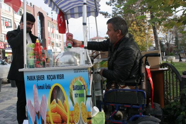 2 bacağı yok, mısır satarak yaşama tutunuyor