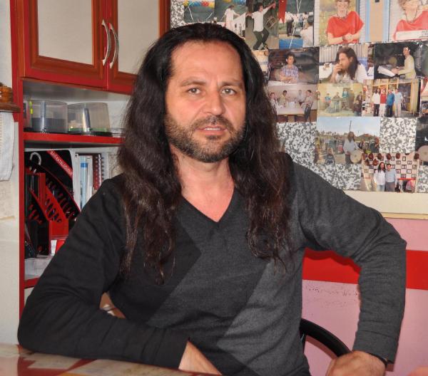 6 davulu aynı anda çalıyor