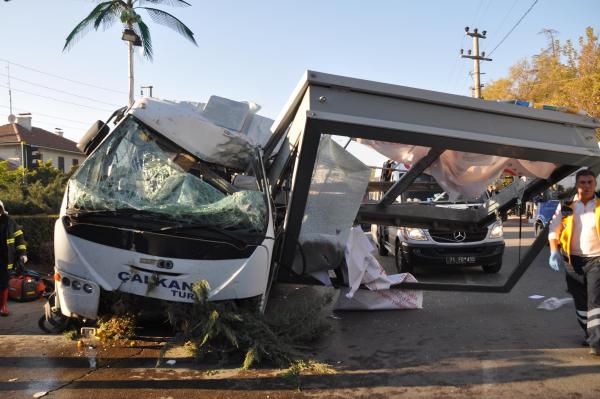 Öğrenci servisinin freni boşaldı: 17 yaralı