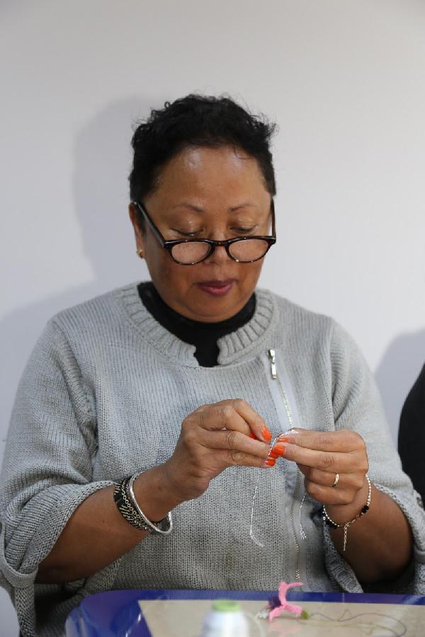 Madagaskarlı doktor iğne oyası yapmayı öğreniyor
