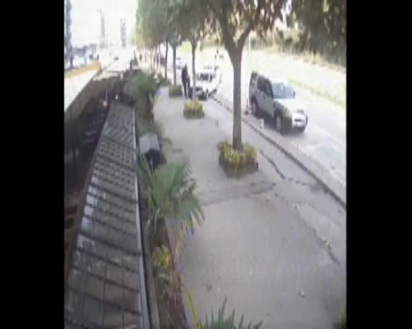Otomobilin otopark görevlisine çarpma anı kamerada