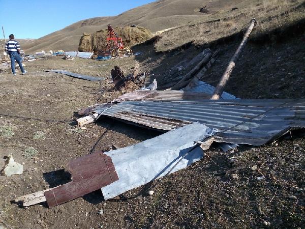 Fırtına Kars'ta çatıları uçurdu