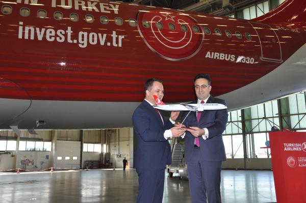 THY uçağında "Türkiye'ye Yatırım Yapın" logosu