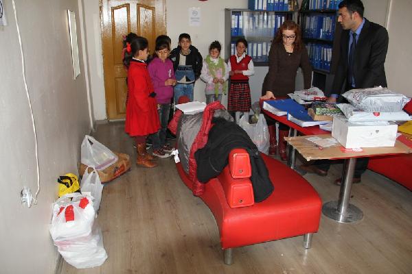 İstanbul'daki kolejden Başkale’ye kırtasiye yardımı