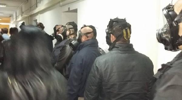 Kosova’da bütçe görüşmelerinde muhalefet göz yaşartıcı gaz kullandı