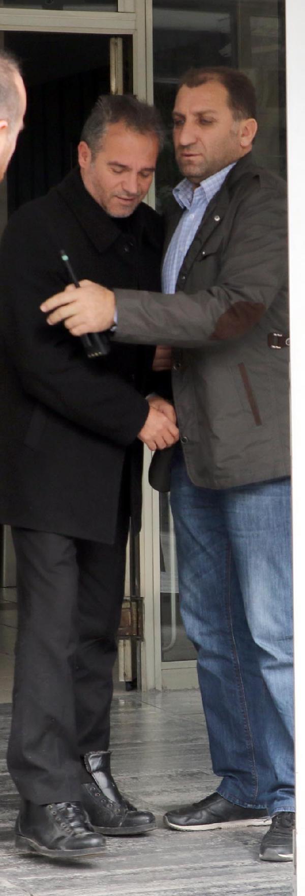 Ev sahibinin dikkati dolandırıcı sahte polisi yakalattı