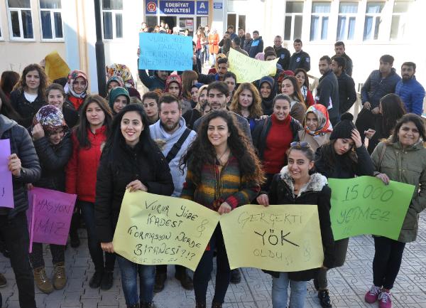 Sivas'ta öğrencilerden tulumlu 'formasyon' eylemi