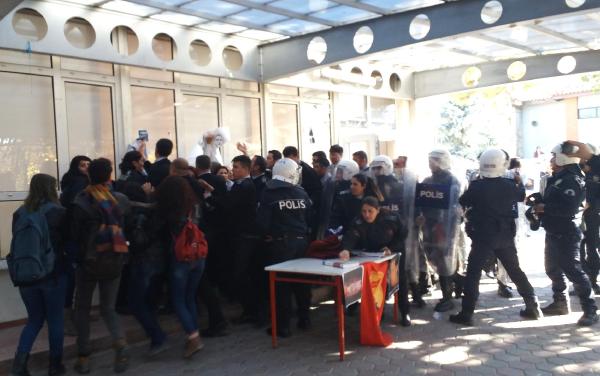 Anadolu Üniversitesi'nde afiş kavgası: 3 öğrenci yaralı