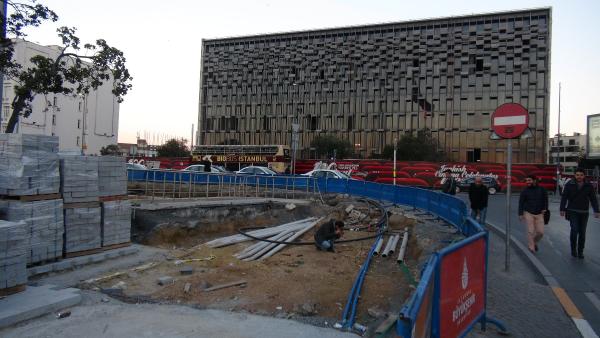 Taksim Meydanı'nda esrarengiz kemik parçaları