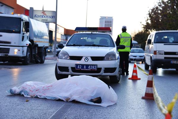Elinde bir poşet balıkla yolun karşısına geçerken otomobilin altında kaldı