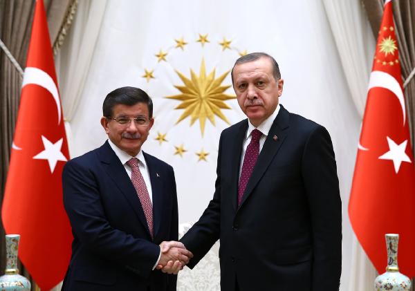 Cumhurbaşkanı Erdoğan, hükümeti kurma görevini Ahmet Davutoğlu'na verdi