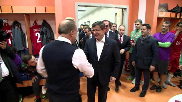 Davutoğlu soyunma odasını ziyaret etti, Çiprası girişte karşıladı