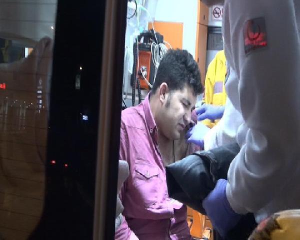 Otomobilde sıkışan sürücüyü itfaiye kurtardı