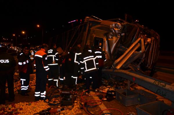 Sebze meyve yüklü kamyon devrildi: 1 ölü