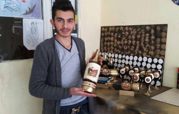 Atık içki şişelerini hediyelik eşyaya dönüştürüyor