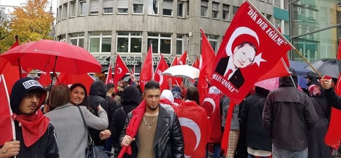 Almanya'da 'Vatanına Bayrağına Sahip Çık' mitingi