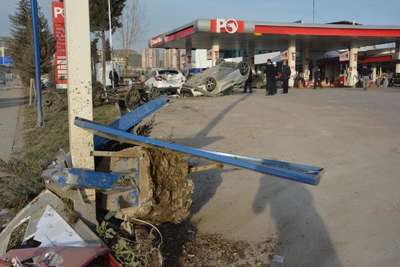 Otomobil akaryakıt istasyonuna daldı: 1 yaralı