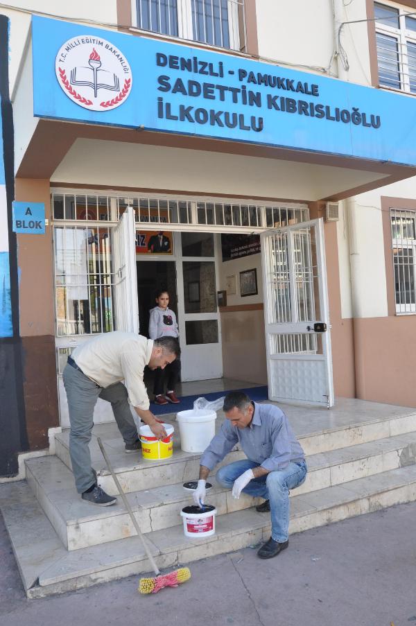 Veliler, okul duvarlarını boyadı