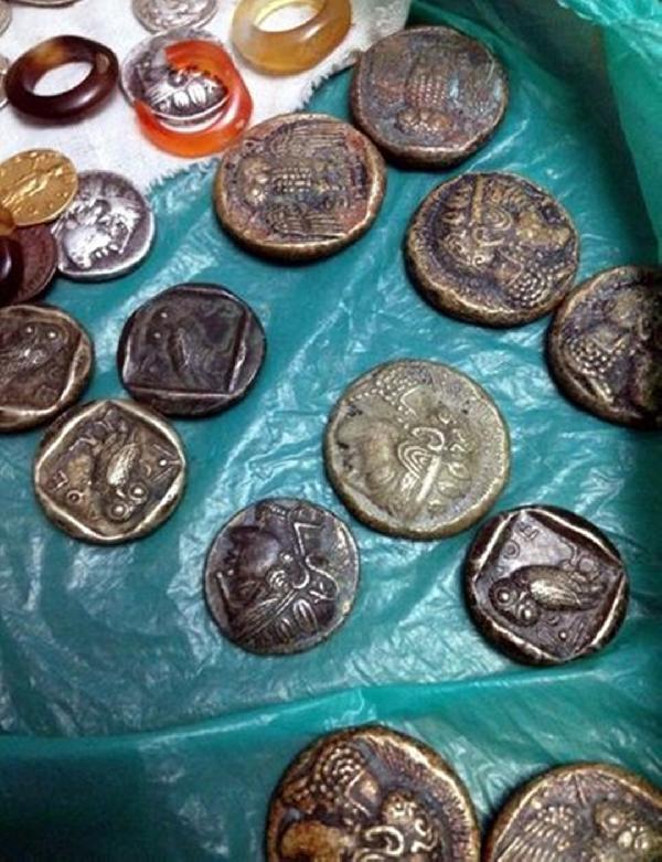 Evinde tarihi eser bulunan kadından savunma; "Bunlar düğünümde takıldı'