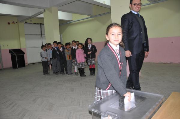 Hakkari'de öğrenciler başkan seçimi için oy kullandı