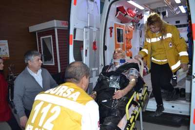 Otomobil su kanalına düştü: 2 yaralı