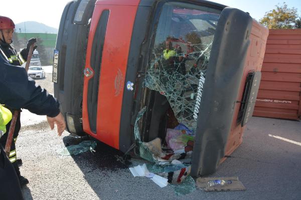 Devrilen TIR'ın sürücüsü yaralandı