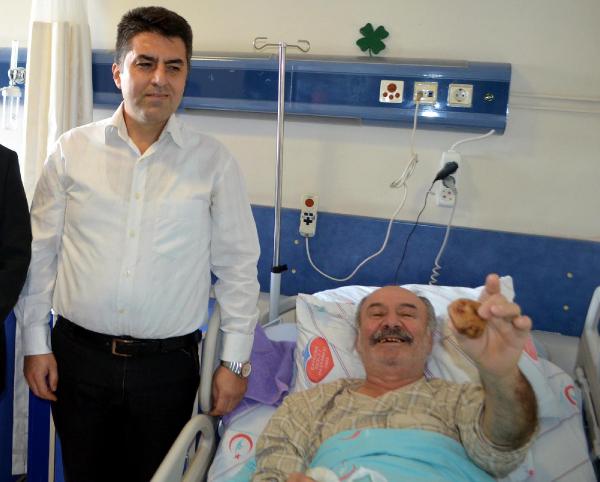 İdrar kesesinden yumurtadan büyük taş çıktı