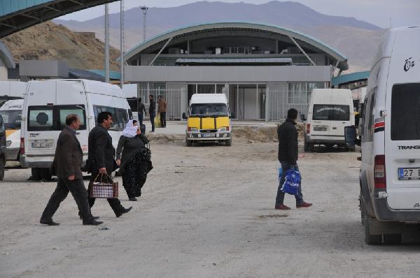 Yüksekovalılar Esendere Sınır Kapısı'nın araçlara da açılmasını istiyor