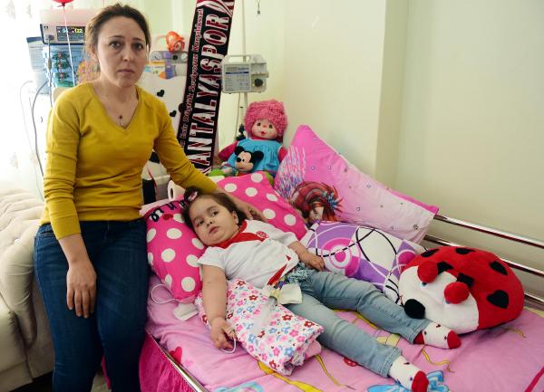 Yatağa mahkum Azra'ya Antalyaspor'dan moral ziyareti