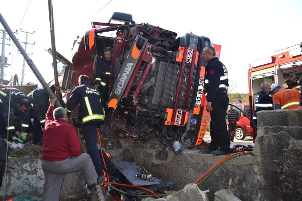 Bursa'da armut yüklü kamyon devrildi: 1 ölü, 1 yaralı