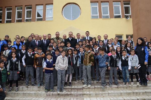 Hakkari Valisi Canbolat, minik öğrencileri sevindirdi