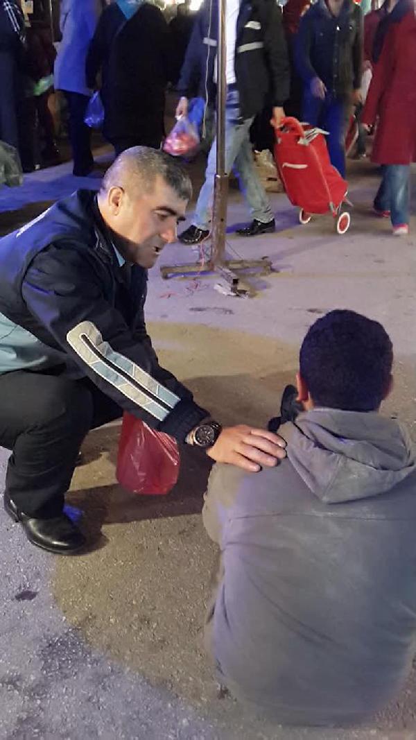 O dilencinin yerde sürünerek dilenen kardeşi de ayağa kalktı