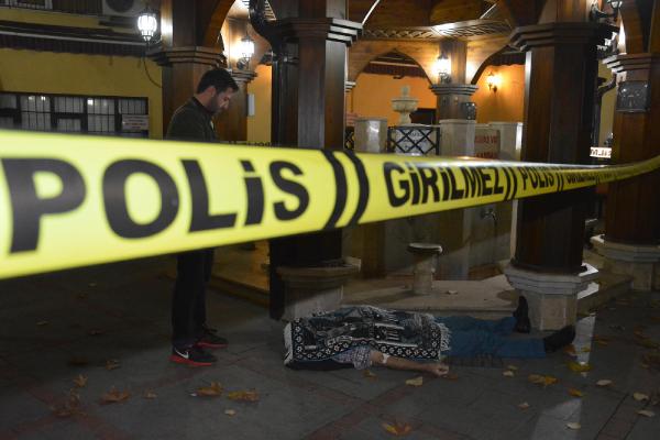Cami avlusunda kalp krizi geçiren emekli polis öldü