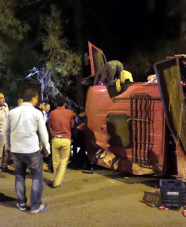 Sebze yüklü kamyon devrildi: 3 yaralı