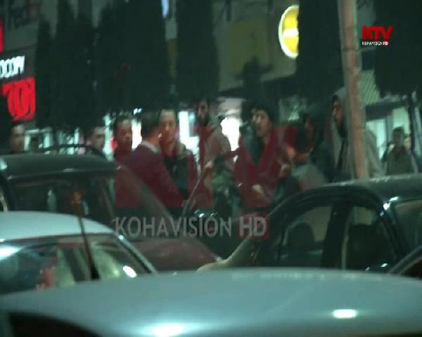 Kosova'da muhalifler bakan yardımcısını araçtan indirdi, aracı kullanılmaz hale getirdi...