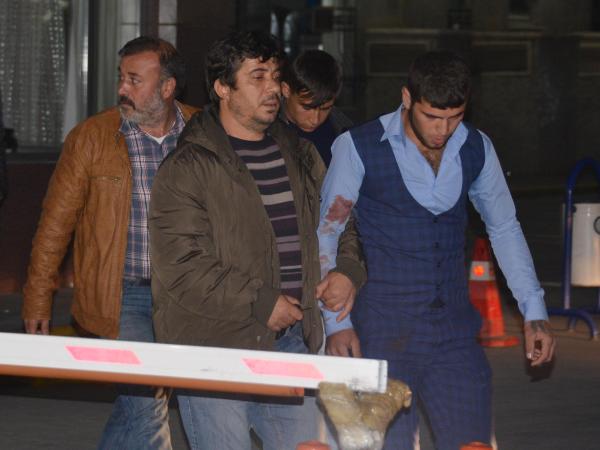 Belediye otobüsündeki kavgada yanlışlıkla Suriyeli genci bıçakladılar