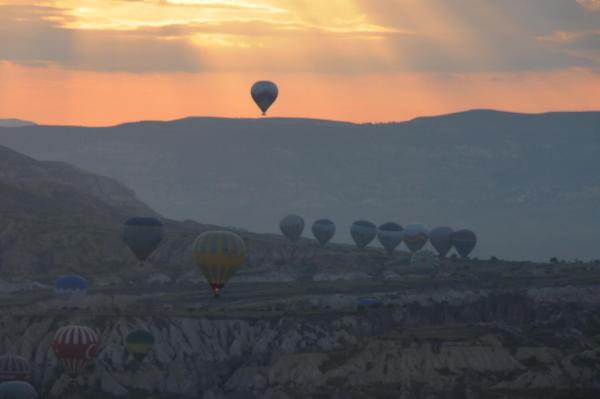 Kapadokya'da peribacaları balonla ayrı güzel