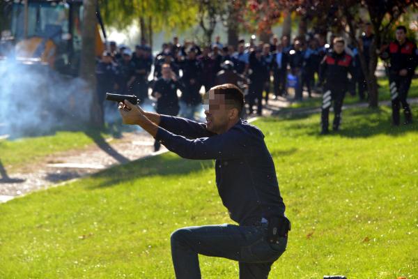 İşyeri yıkılmak istenen lokantacı polisle çatıştı