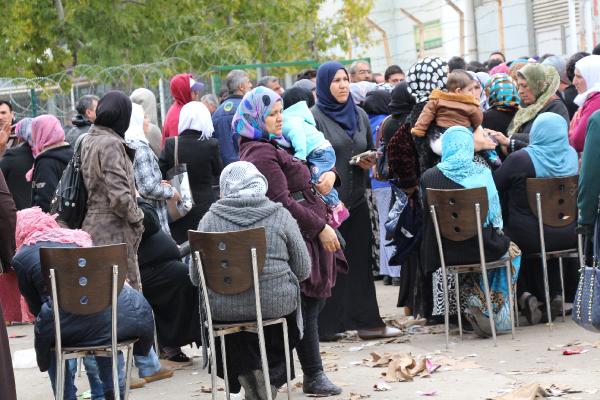 Suriyeliler para yardımı ve Avrupa'ya gitmek için kuyruğa girdi