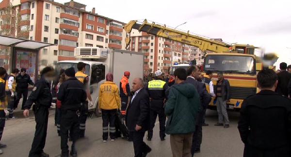 Ekmek almaya giden yaşlı kadın kamyon altında kaldı