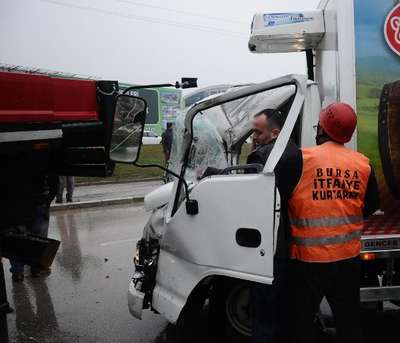 Vince çarpan kamyon şoförünü itfaiye çıkardı